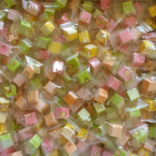 Les Confiseries Occitanes Petits cubes de nougat COLORÉS et PARFUMÉS 10X