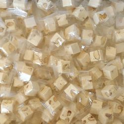 Les Confiseries Occitanes Petits cubes de nougat tendre aux amandes 10X